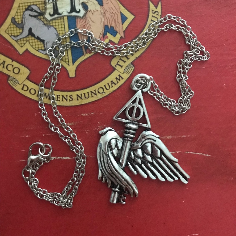 🆕 HP Deathly Hallows Flying Key Necklace